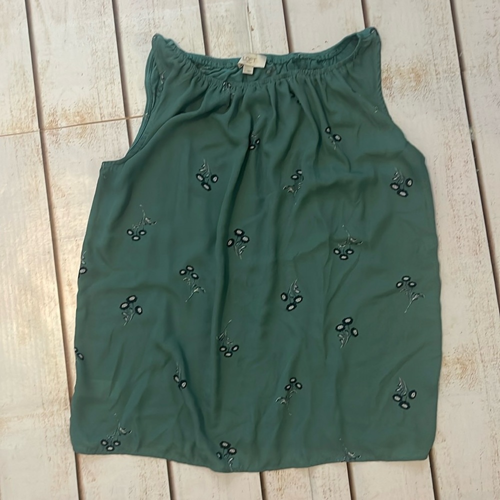 Loft sleeveless top! Size large